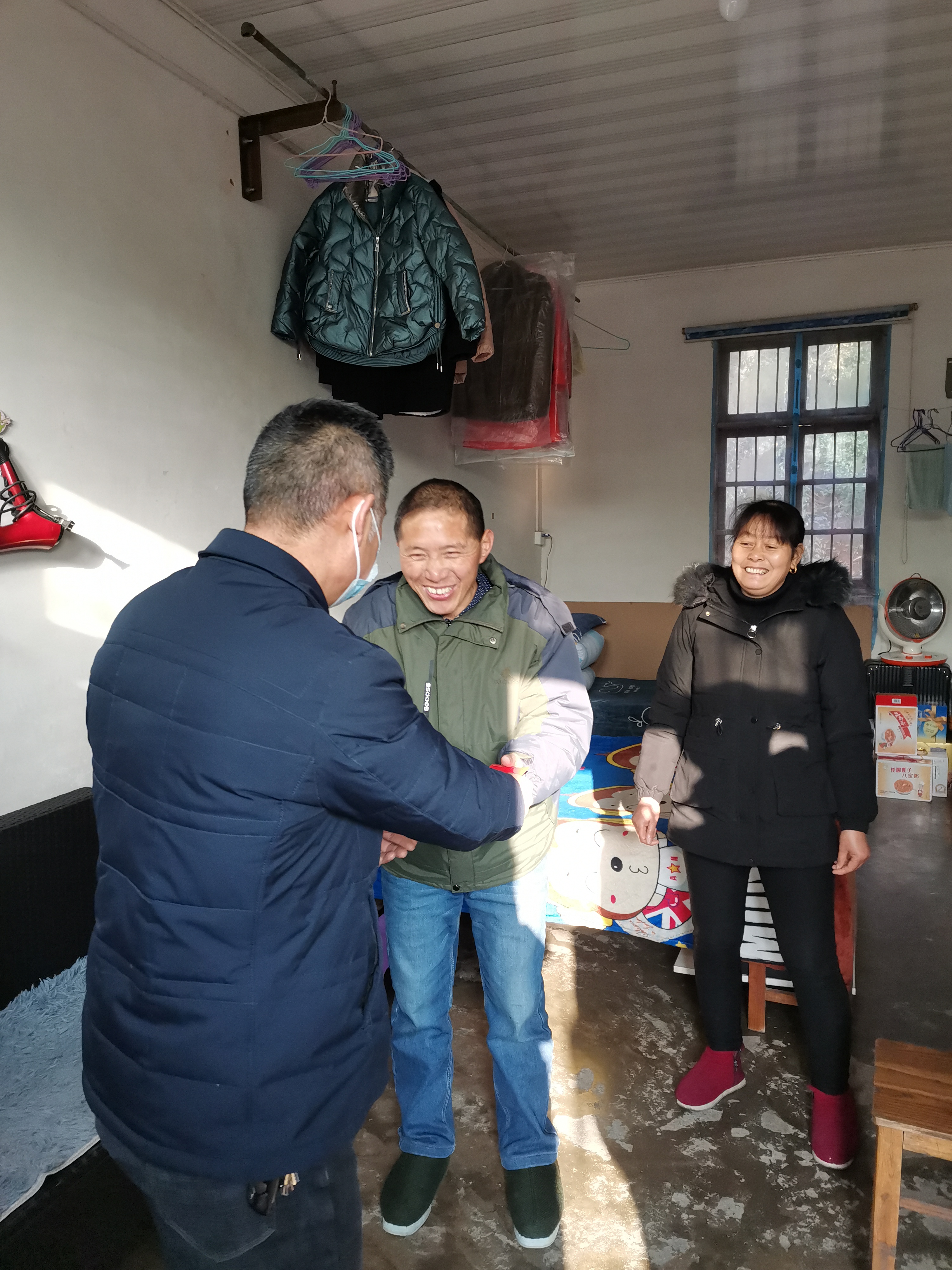 迎新春 送溫暖  關心關愛患病員工 濃濃情誼暖心田