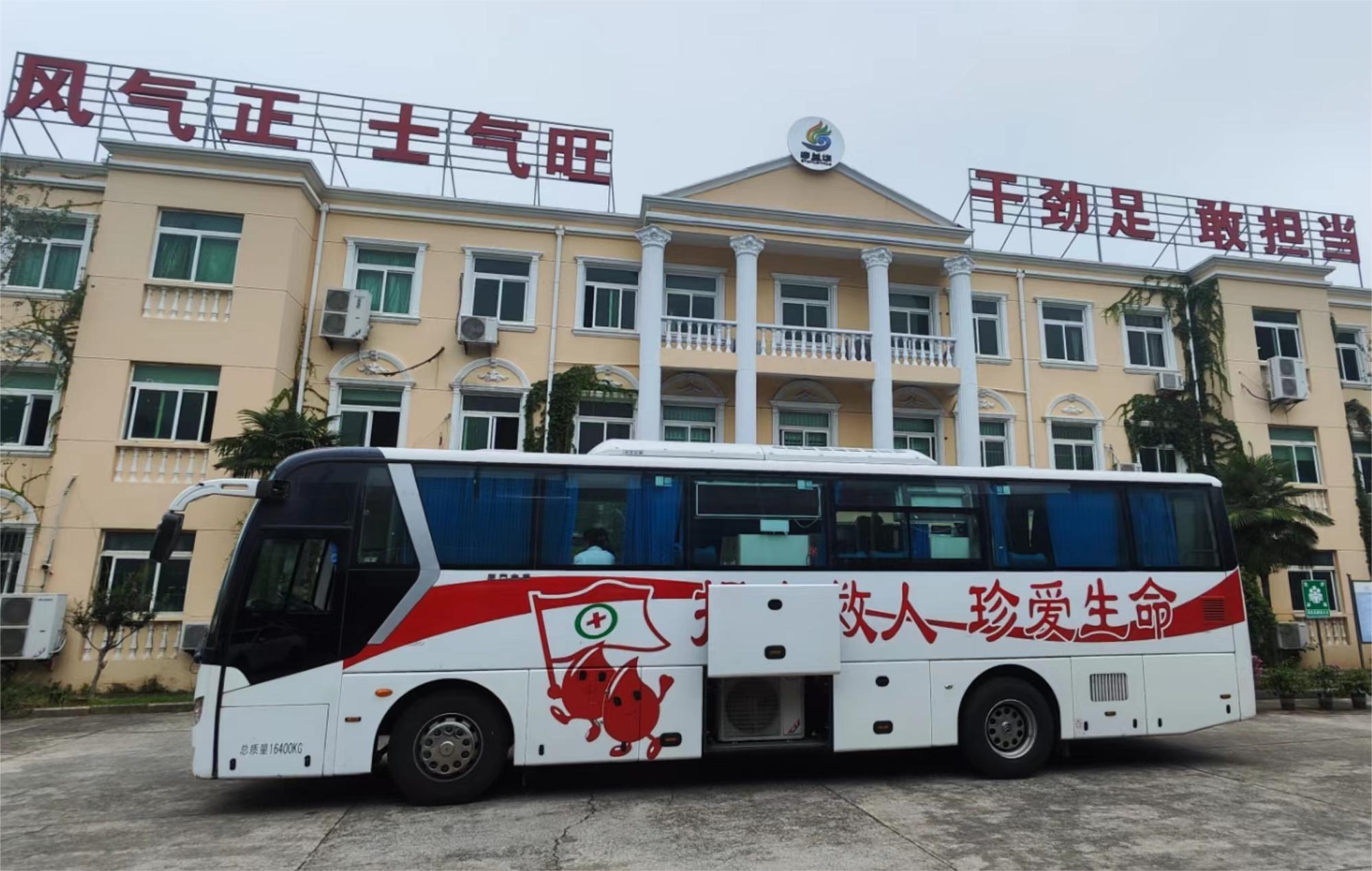 涓涓細(xì)流傳真情 無(wú)償獻(xiàn)血暖人心