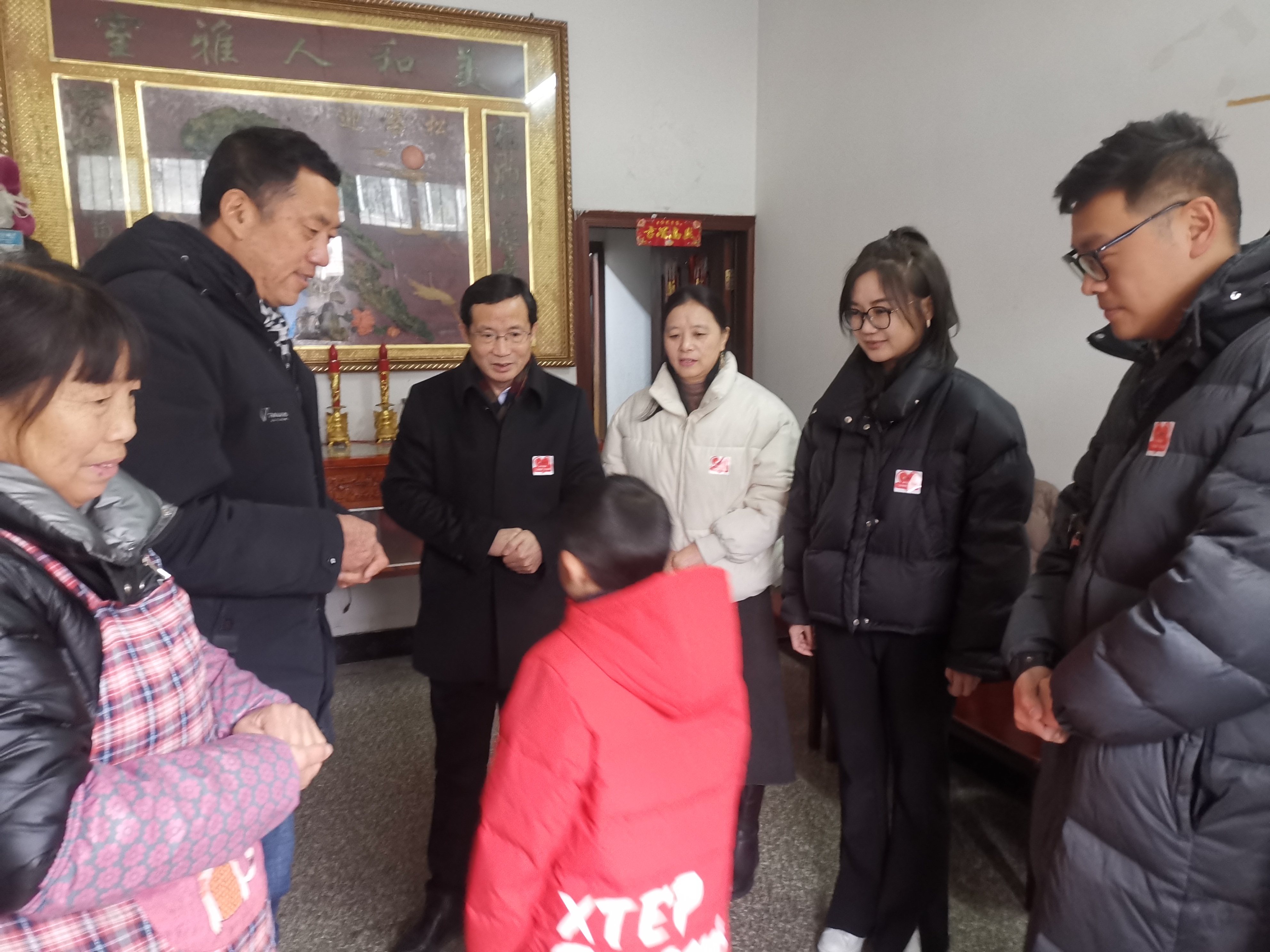 寒冬慰問送溫暖 春節(jié)孤兒暖心田