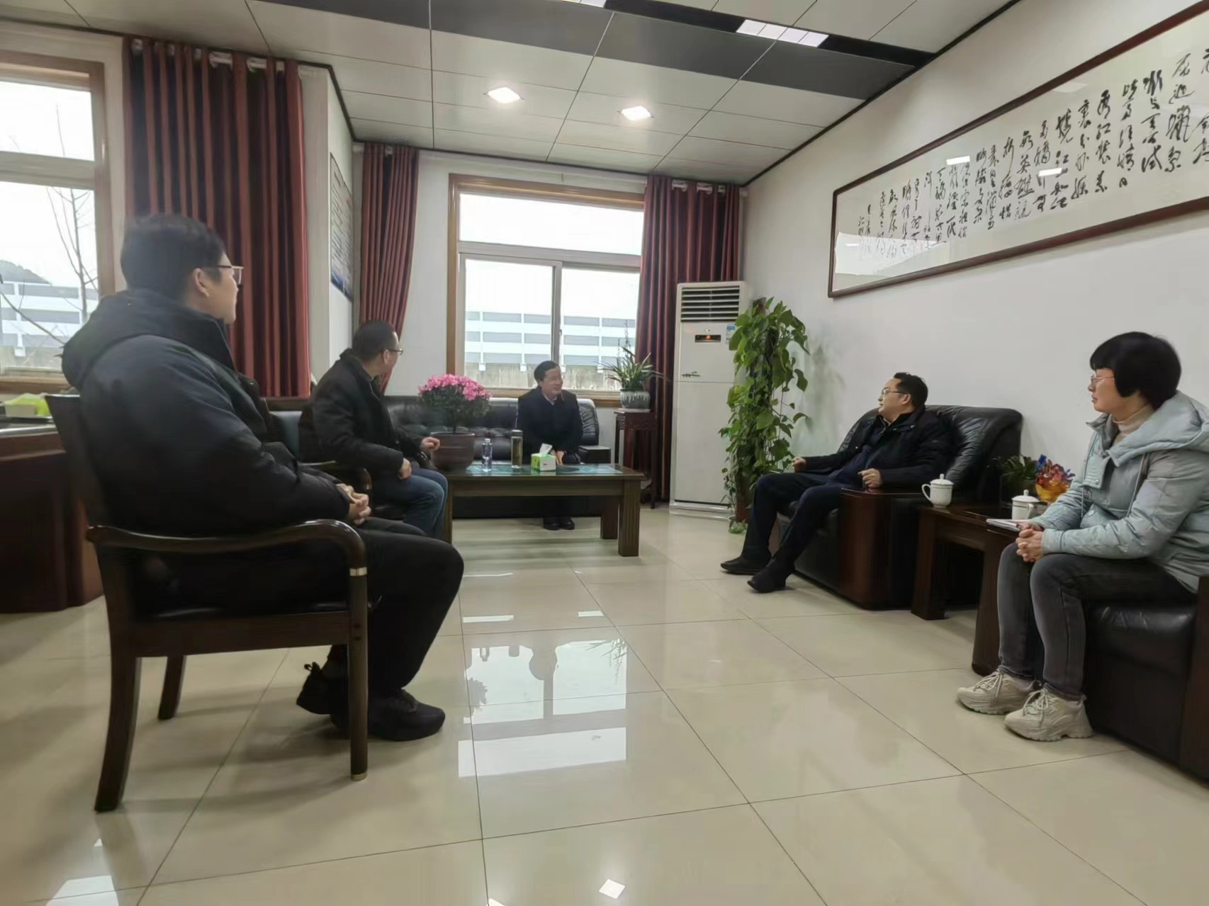 宣州區(qū)委書記俞志剛走進(jìn)我公司慰問進(jìn)站博士