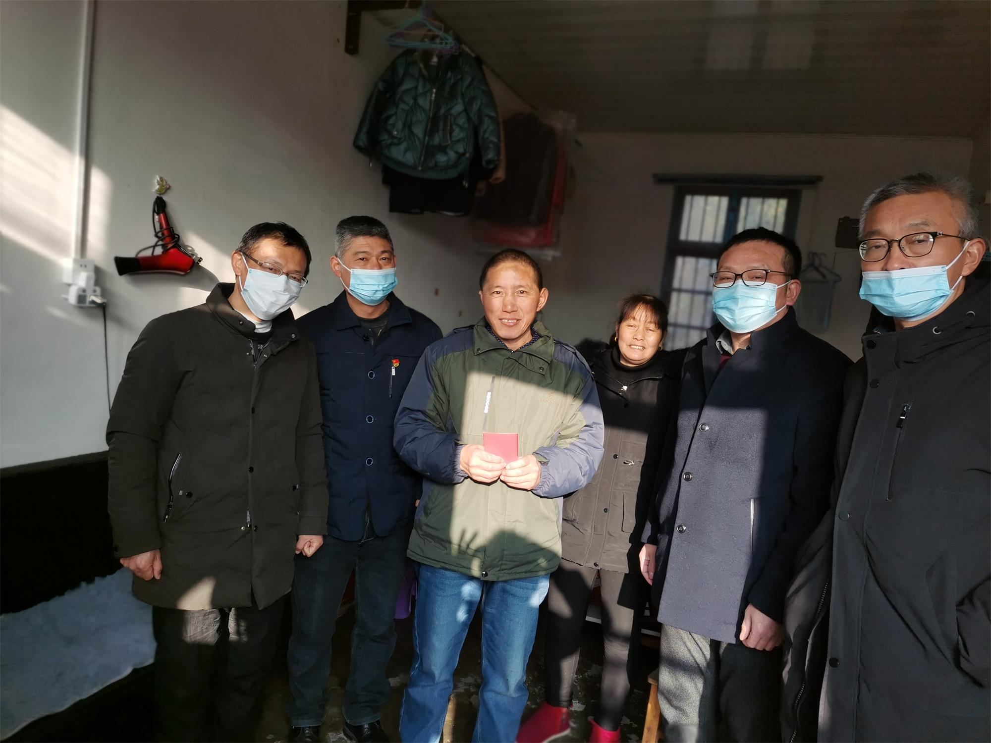 迎新春 送溫暖  　　關(guān)心關(guān)愛(ài)患病員工 濃濃情誼暖心田(圖2)